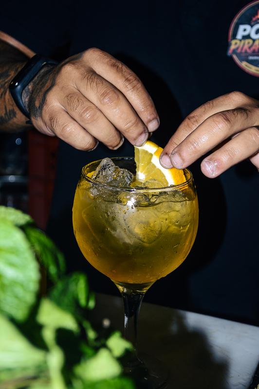Drink sendo finalizado com laranja