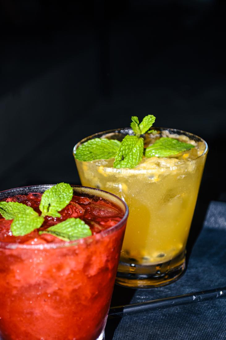 Caipirinhas de morango e maracujá com hortelã do Point Piratininga