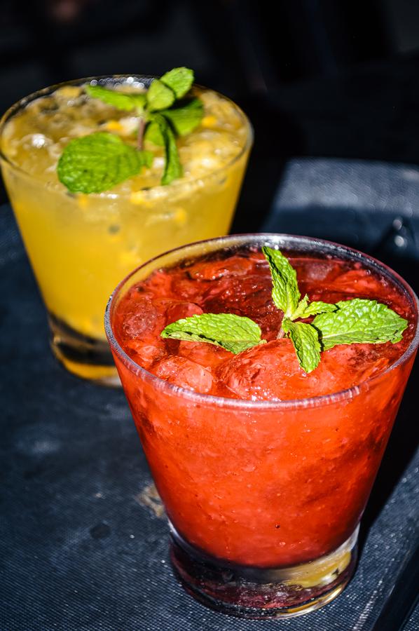 Caipirinhas de morango e maracujá