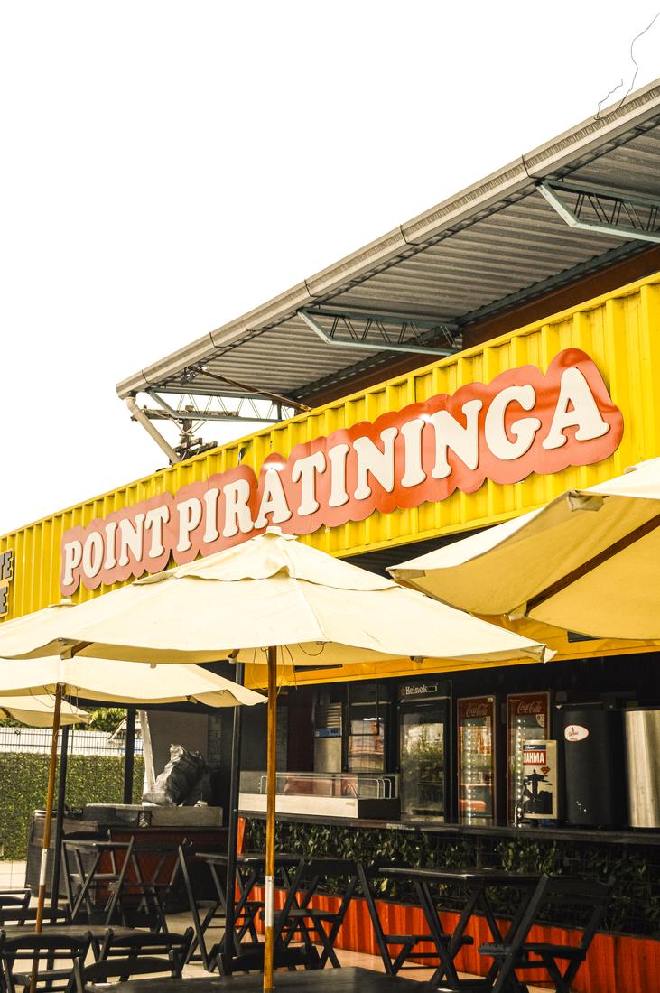 Fachada amarela do Point Piratininga com o letreiro e o bar