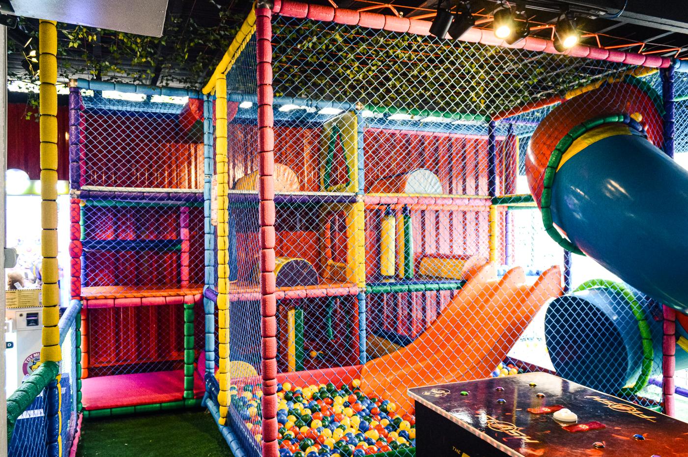 Espaço kids do Point Piratininga com brinquedão e piscina de bolinhas